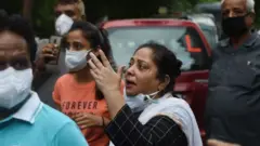 অগ্নিকাণ্ডের সময় হাসপাতালের বাইরে উদ্বিগ্ন স্বজনদের আহাজারি (ফাইল ফটো)