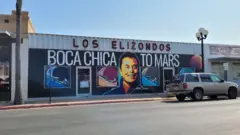 No centro de Brownsville, um mural mostra Elon Musk e a mensagem "Boca Chica para Marte"