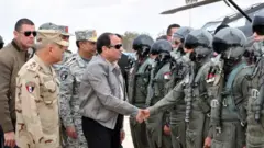السيسي خلال تفقده قوات من الجيش غربي مصر. (صورة أرشيفية)
