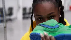 Kortni Vilkins miriše patiku