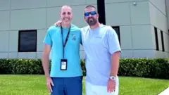 El controlador aéreo Robert Morgan ayudó al pasajero Darren Harrison a aterrizar el avión.