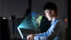 Com aumento do trabalho remoto, mais empresas passaram a controlar funcionários com softwares de monitoramento. Mas estudos mostram que vigilância é contraproducente.
