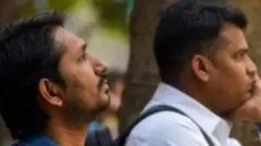 खड़े हुए दो युवक
