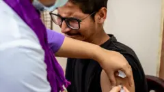 বরিশালের আরিফ মেমোরিয়াল হাসপাতালে গণ টিকাদান হচ্ছে - ৫ই অক্টোবর ২০২১