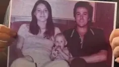Holly Crouse sostiene una foto de sus padres asesinados.