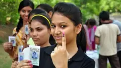 வாக்கு பதிவு செய்த பெண்கள்