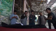 حملہ میں ہلاک ہونے ایک شخص کی لاش کی شناخت کی کوشش