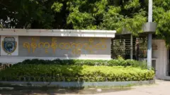 သီးခြား လျှောက်ထားနိုင်တဲ့ တက္ကသိုလ်တွေထဲမှာ ရန်ကုန်တက္ကသိုလ်တစ်ခုထဲ လူတွေ့ထပ်မေးမှာဖြစ်