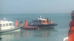 金門群島沖で追跡中に転覆した中国漁船を調査する台湾の沿岸警備当局