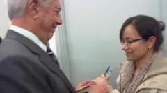 Pierina Pighi Bel pidiendo un autógrafo a Mario Vargas Llosa  