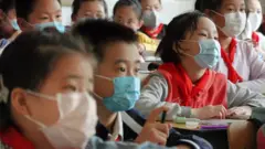 En muchos lugares, la vuelta al cole será con mascarillas.