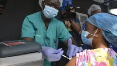 Une infirmière a reçu sa première dose de vaccin Oxford/AstraZeneca à l'Infectious Disease Hospital (IDH), Yaba, Lagos, Nigeria, le 12 mars 2021.