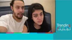 اليوتيوبر المصري أحمد حسن بجوار زوجته زينب وهي تبكي على وفاة والدها