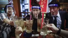 Japonya'da bar müşterileri yüzlerine koruyucu siperlik takıyor