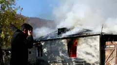 بسیاری از ساکنان ارمنی مناطقی که قرار است به جمهوری آذریایجان تحویل داده شود، خانه‌هایشان را قبل از خروج آتش زدند