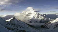 नन्दादेवी चीनसँगको उत्तर-पूर्वी सीमा क्षेत्रमा रहेको भारतको दोस्रो अग्लो पर्वत हो।
