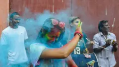 होली पर महिला