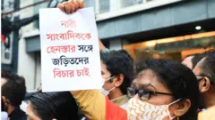 নারী সাংবাদিকরা প্ল্যাকার্ড হাতে প্রতিবাদ করছেন