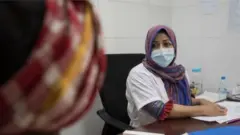 চিকিৎসক এবং রোগীর যোগাযোগের জায়গায় বাংলাদেশে একটি ঘাটতি রয়েছে বলে জনস্বাস্থ্য বিশেষজ্ঞরা মনে করেন
