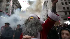 Акція протесту в центрі Лондона проти боротьби із пандемією, після якої арештували Пірса Корбіна, була майже мирною