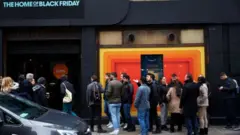 Pessoas reunidas em frente a loja nos EUA