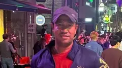 ইটেওন এলাকায় ম্যাক্সিম চৌধুরী। এখানে হ্যালোইনের উৎসবে যোগ দিতে হাজার হাজার মানুষের ভিড় জমেছিল।