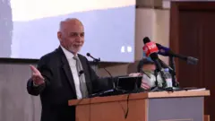 اشرف غنی در حین سخنرانی این پرسش را مطرح کرد که آیا طالبان می خواهند براساس اصول اسلامی بحث بکنند یا می خواهند روی توافقنامه آمریکا و طالبان همه چیز را بنا کنند؟