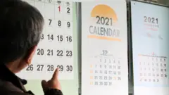 달력을 가리키는 남자