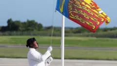 영국 왕실기 ‘로얄 스탠다드’를 게양하는 모습