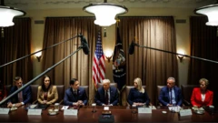 الرئيس الأمريكي دونالد ترامب مع أعضاء حكومته في البيت الأبيض 