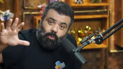 Igor gesticulando durante podcast e olhando em direção à câmera