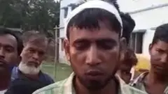 সাংবাদিকদের সাথে কথা বলছেন আক্রান্ত মুসলিমদের একজন