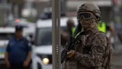 Ankara'da NATO Zirvesi öncesi yoğun güvenlik önlemleri alınıyor. Polis kontrol noktaları kuruldu ve özel harekat polisi nöbet tutuyor. 