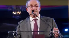 سلمان رشدی، نویسنده سرشناس آیات شیطانی
