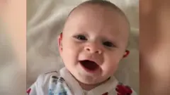 جورجینا د اورېدو لویه ستونزه لري. کله چې غوږۍ ورته ولګول شي، هر ګهیځ د خپلې مور او پلار غږ ته خوشالېږي. پلار یې دا وېډیو پر خواله رسنیو خپره کړې ده.