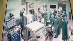 Hình ảnh các phóng viên tác nghiệp trong phòng mổ