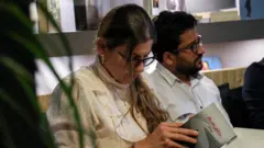 امرأة تقرأ كتاب