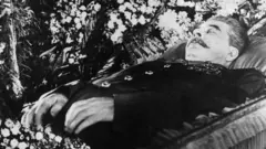 Иосиф Сталин в гробу в Колонном зале Дома Союзов