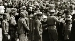 Prisioneros en el campo de Auschwitz