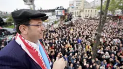 Ekrem İmamoğlu kasketle halka konuşuyor
