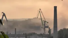 дым после пожара на заводе 