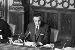 الرئيس المصري جمال عبد الناصر (1918 – 1970) يعقد مؤتمرًا صحفيًا في قاعة مجلس الحكومة بالقاهرة، 29 مايو/أيار 1967