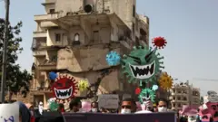 İdlib'de gönüllüler maskelerle koronavirüse karşı farkındalık yaratmaya çalışıyor