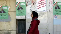 ايرانية تسير قرب ملصق