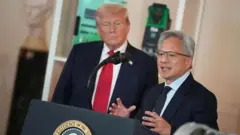 El presidente de Estados Unidos, Donald Trump (izq.), escucha al director ejecutivo de Nvidia, Jensen Huang, mientras habla en el Cross Hall de la Casa Blanca durante un evento sobre "Invertir en EE.UU.".