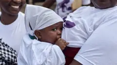 Masana harkoki lafiya sun gargadi mata su guji bai wa jarirai madarar shanu ta gwangwani domin za su iya daukar halayya irinta saniya.