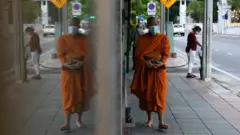 พระสงฆ์บิณฑบาตร