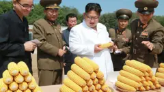 지난 2016년 옥수수 가공공장 시찰에 나선 북한 김정은 위원장