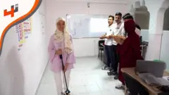 خلود طالبة مغربية من ذوي الإعاقة البصرية ألهمت زملائها لابتكار عصا إلكترونية ذكية تساعدها أثناء التجول.