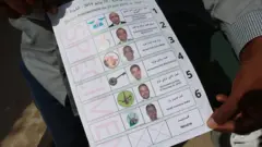 Un exemplaire du bulletin de vote unique en photo